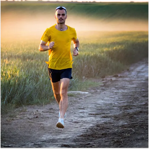 Coureur de marathon s'alimentant sans gel énergétique